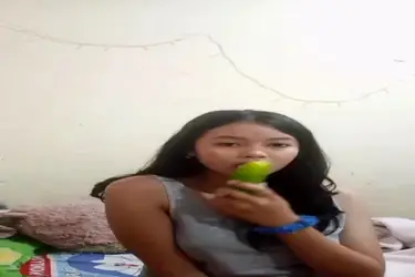 Cewek Binal Colmek Pakai Timun Gede Panjang poster