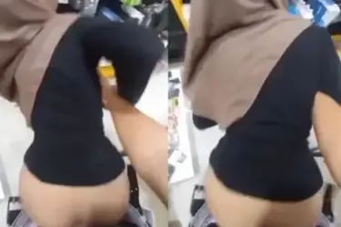 Ngewe Pegawai Konter Hijab Memek Basah Di Belakang Toko Lumer poster